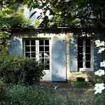 Les Jardins De Camelot Bed and Breakfast