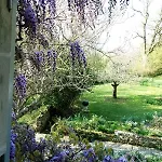 Les Jardins De Camelot Bed and Breakfast Villegouge
