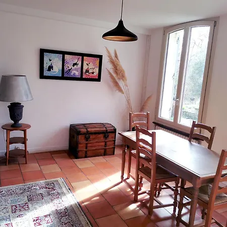 לינה וארוחת בוקר Les Jardins De Camelot Villegouge