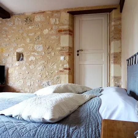 לינה וארוחת בוקר Les Jardins De Camelot Villegouge