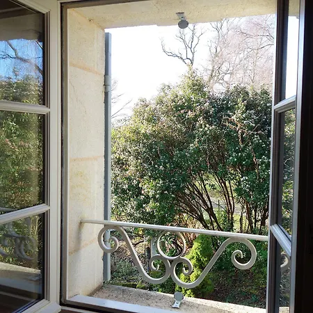 לינה וארוחת בוקר Les Jardins De Camelot Villegouge