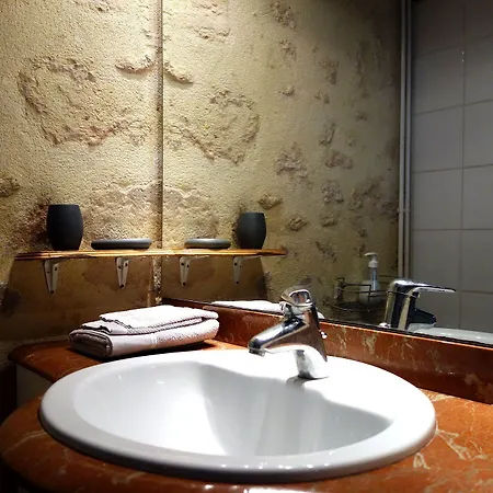 Les Jardins De Camelot לינה וארוחת בוקר Villegouge