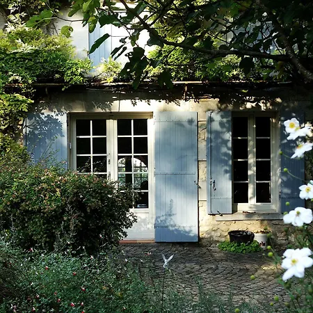 Les Jardins De Camelot לינה וארוחת בוקר