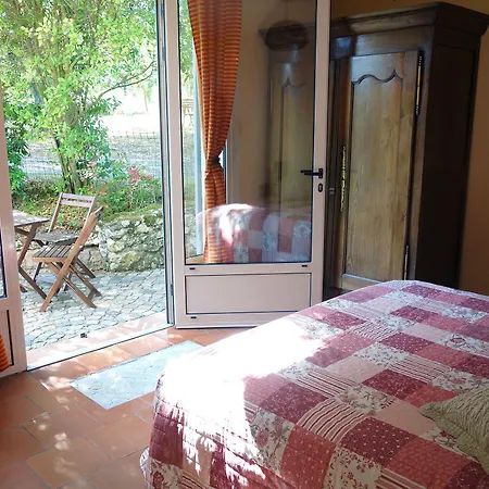 Les Jardins De Camelot לינה וארוחת בוקר Villegouge