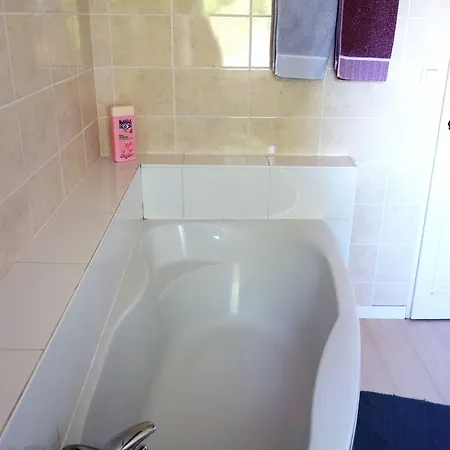 לינה וארוחת בוקר Les Jardins De Camelot