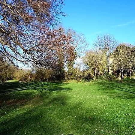 Les Jardins De Camelot Bed and Breakfast 3*