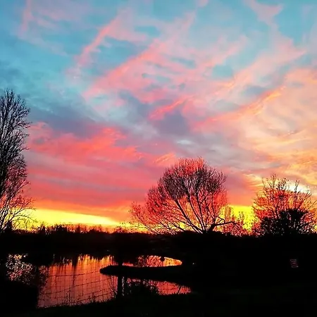 Les Jardins De Camelot Bed and Breakfast 3*