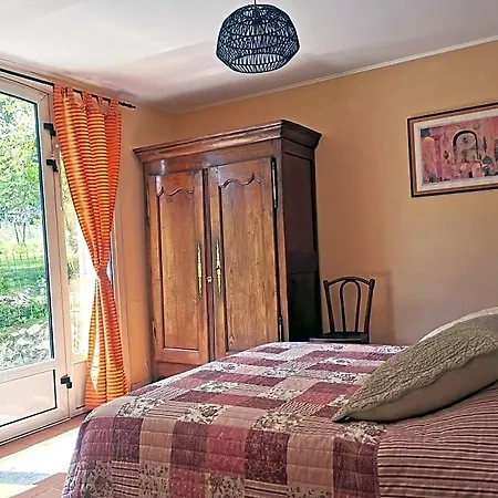 Les Jardins De Camelot Bed and Breakfast Villegouge