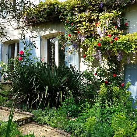 Les Jardins De Camelot לינה וארוחת בוקר