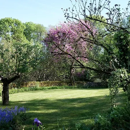 Bed & Breakfast Les Jardins De Camelot Villegouge